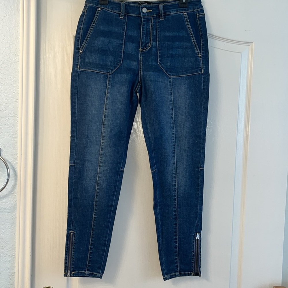 G by Giuliani women’s jeans. Front stitched seam. 6 inch Ankle Zip. NWT.